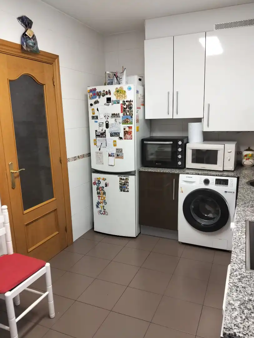 Cuina de Casa adosada en venda en Gijón  amb Calefacció, Parquet i Moblat