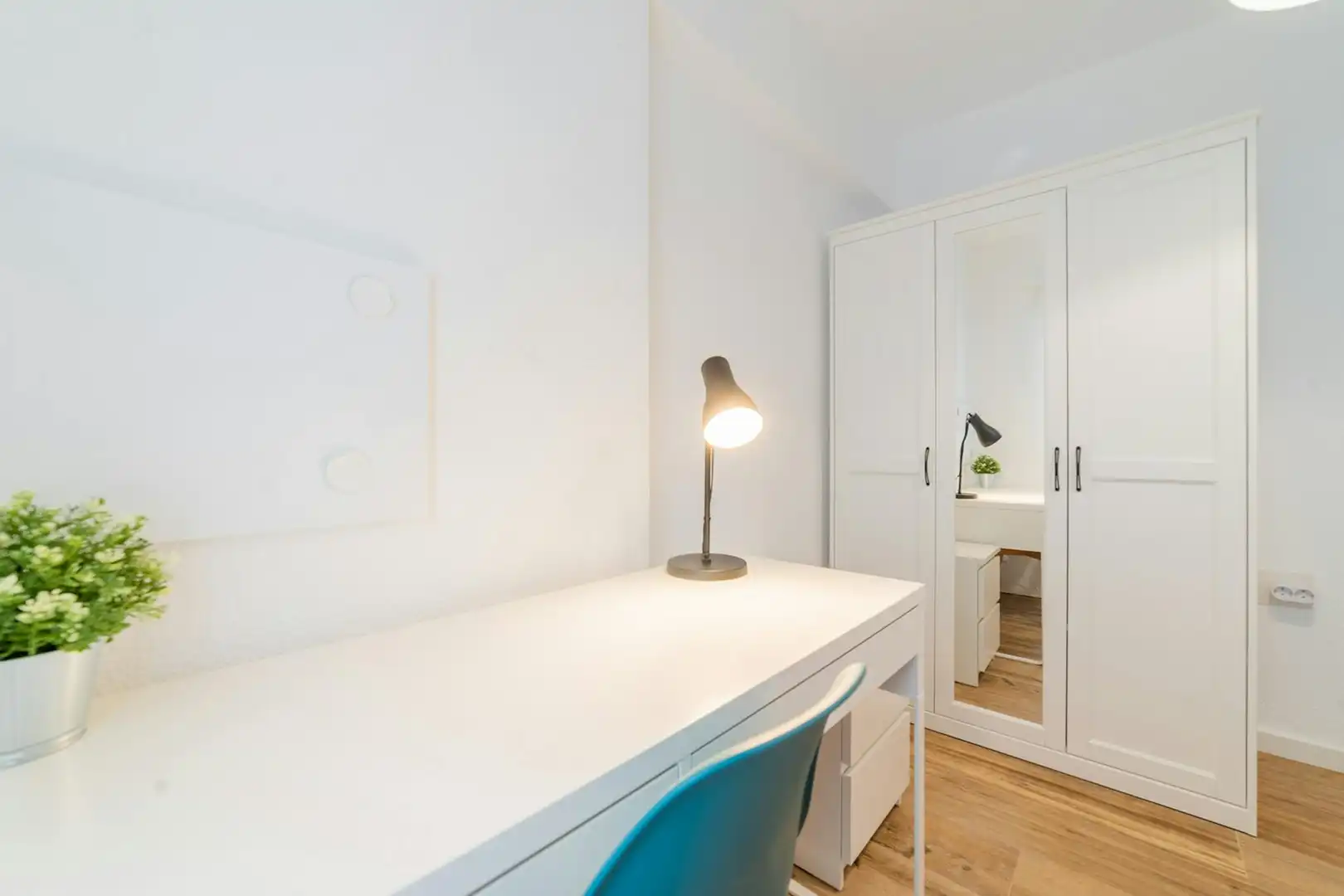 Bedroom of Flat for share in Valencia  with Furnished, Washing machine and Internet