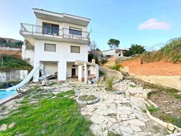 Vista exterior de Casa o xalet en venda en Vallbona d'Anoia amb Jardí privat, Terrassa i Piscina