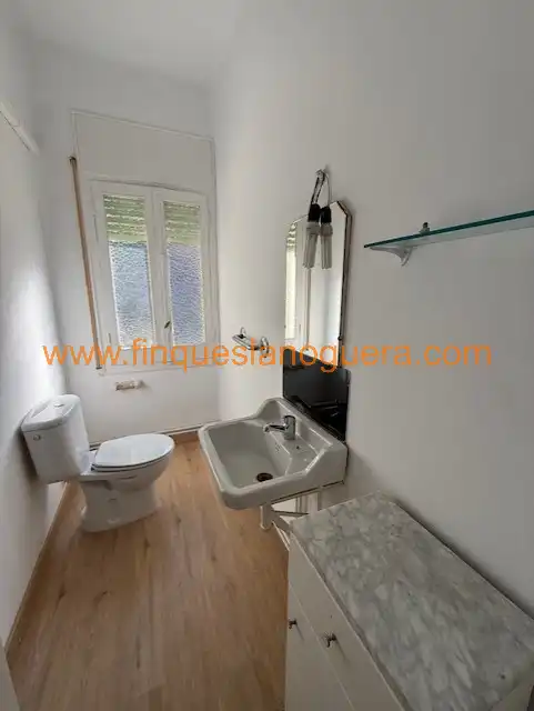 Bany de Casa o xalet en venda en Balaguer amb Calefacció, Parquet i Terrassa