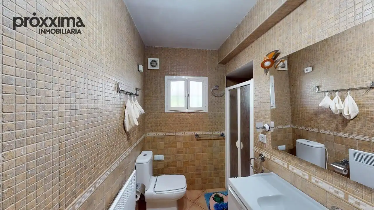 Bany de Casa o xalet en venda en La Rinconada amb Jardí privat, Terrassa i Traster
