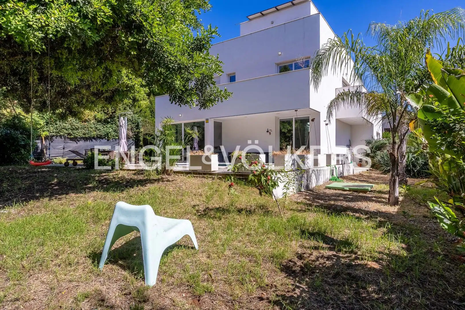 Vista exterior de Casa o xalet en venda en Tomares amb Aire condicionat, Calefacció i Jardí privat