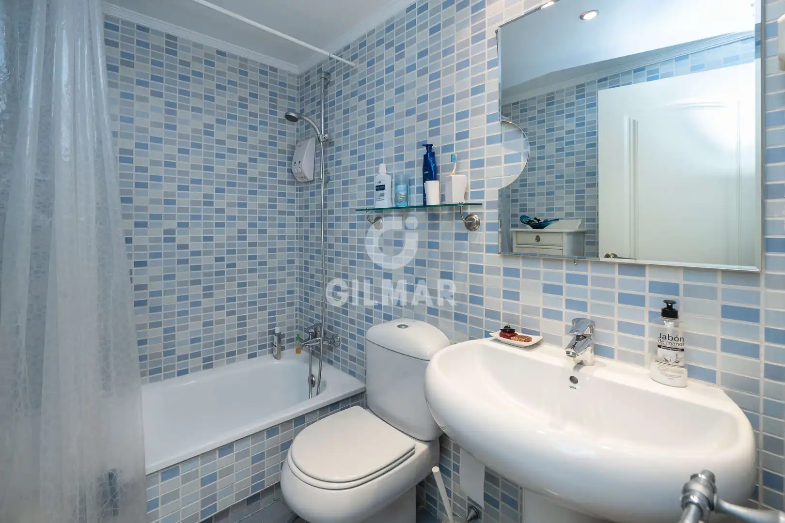 Baño de Ático en venta en Madrid con Calefacción, Jardín privado y Trastero