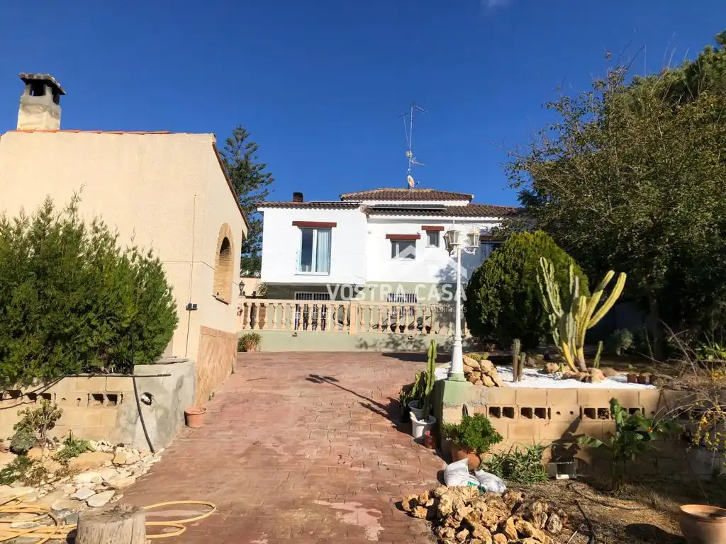 Vista exterior de Casa o xalet de lloguer en Torrent amb Jardí privat i Piscina