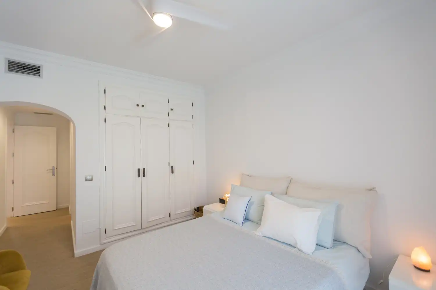 Schlafzimmer von Wohnungen zum Verkauf in Marbella mit Klimaanlage, Privatgarten und Terrasse