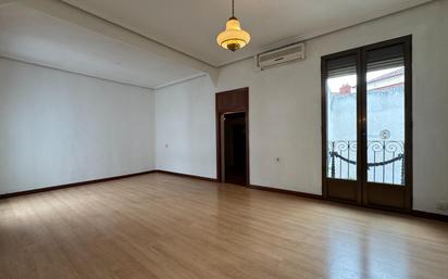 Living room of Flat for sale in  Madrid Capital  with Air Conditioner, Heating and Storage room