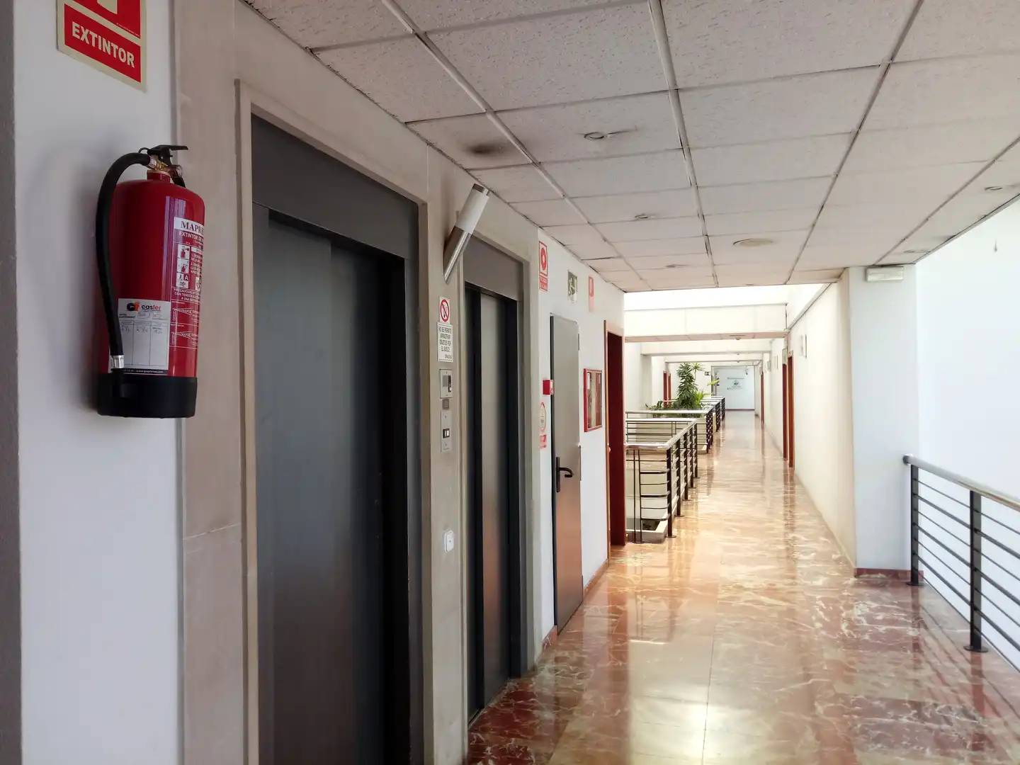 Büro zur Miete in Cornellà de Llobregat mit Klimaanlage, Heizung und Internet