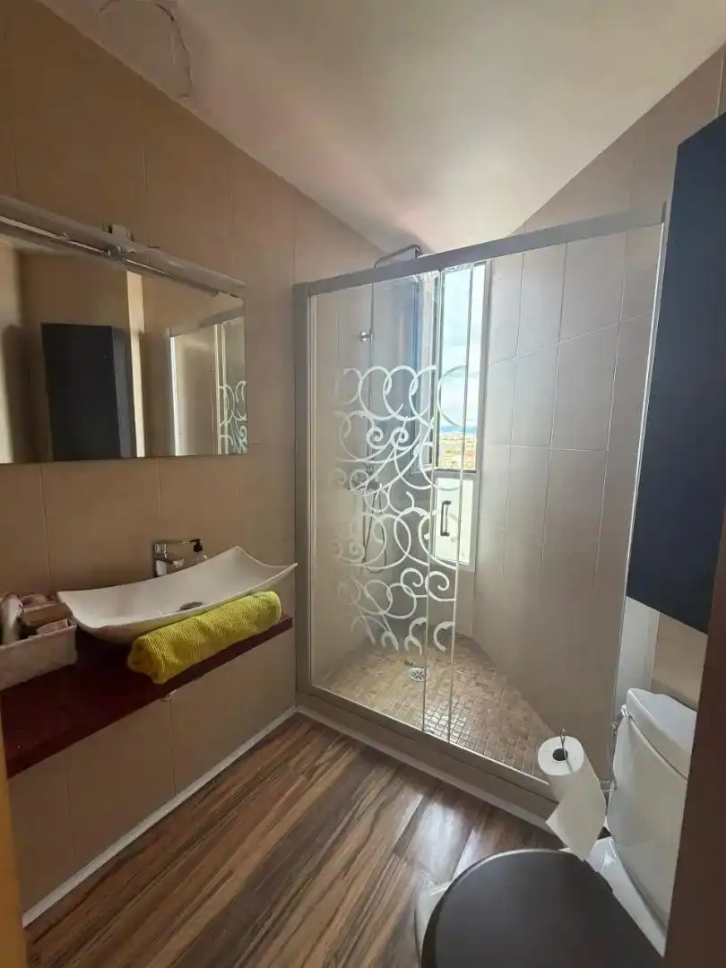 Badezimmer von Dachboden zur Miete in Valencia mit Privatgarten, Parkett und Abstellraum