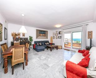 Sala d'estar de Pis en venda en Benalmádena amb Aire condicionat, Calefacció i Jardí privat