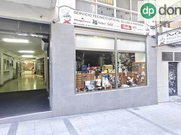 Locale commerciale in affitto a Calle Luis Hoyos Sainz 2