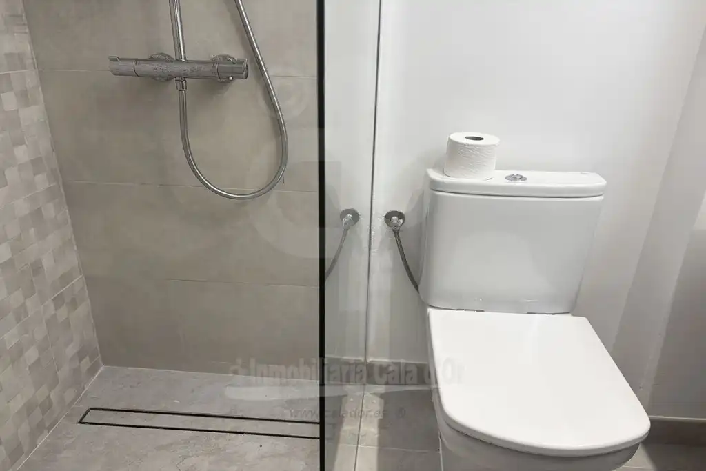 Badezimmer von Wohnungen zum Verkauf in Santanyí mit Klimaanlage, Privatgarten und Terrasse