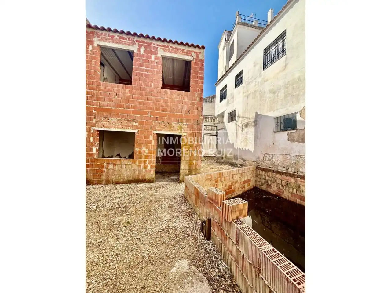 CASA CON GRAN POTENCIAL, AMPLIOS ESPACIOS Y PISCINA., image 3