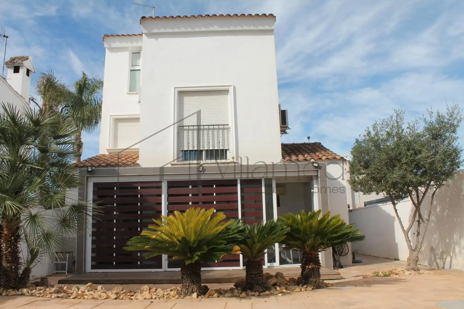 Vista exterior de Casa o xalet en venda en La Pobla de Vallbona amb Aire condicionat, Jardí privat i Terrassa