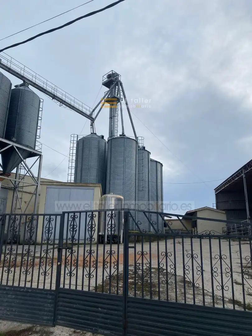Nau industrial en venda a Larrodrigo