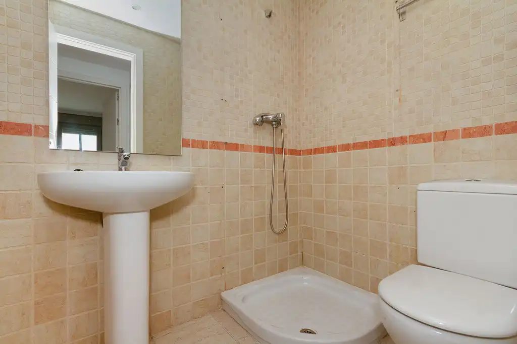 Bathroom of Flat for sale in Madrid  with Storage room and Swimming Pool