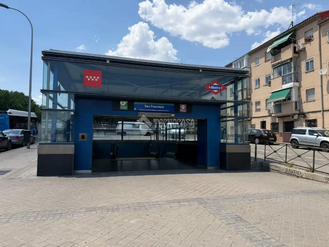 Vista exterior de Piso en venta en Madrid con Calefacción