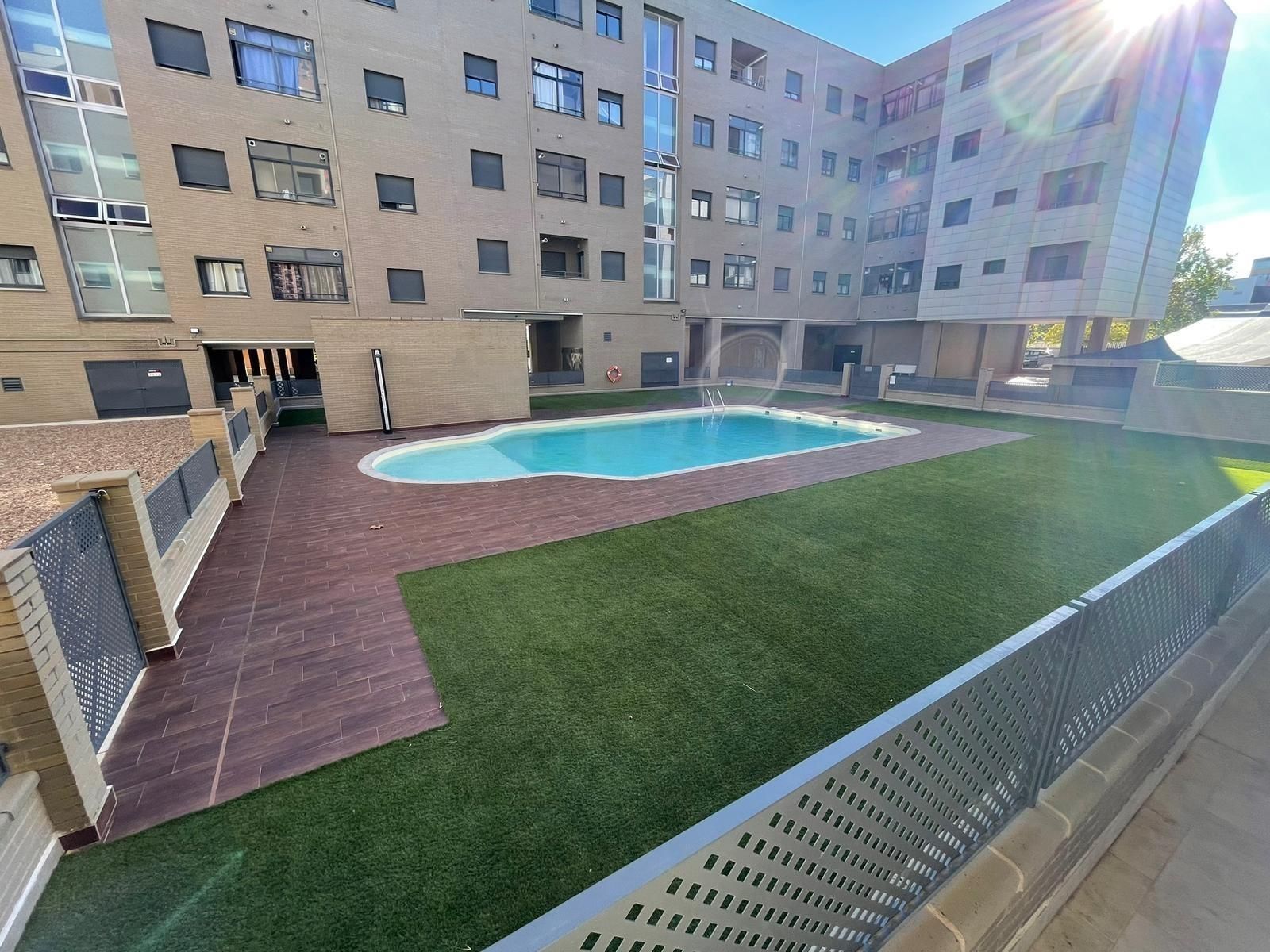 Piscina de Pis en venda en Cáceres Capital amb Aire condicionat, Calefacció i Jardí privat