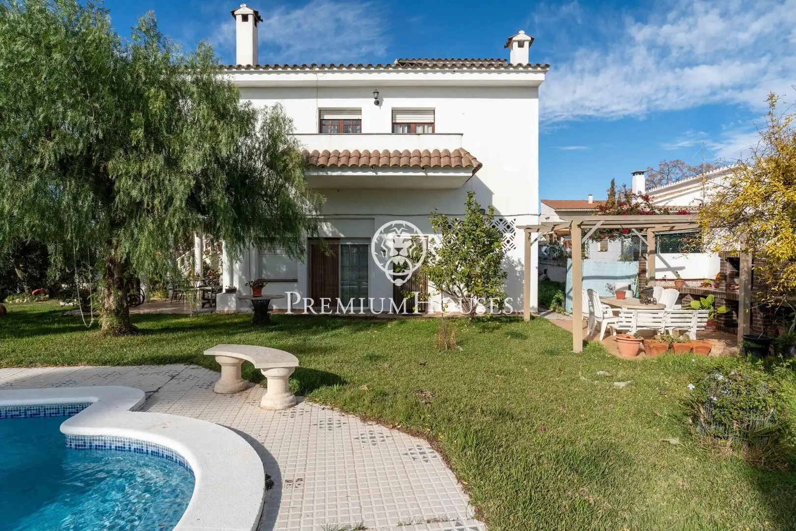 Vista exterior de Casa o xalet en venda en Vilanova i la Geltrú amb Calefacció, Jardí privat i Terrassa