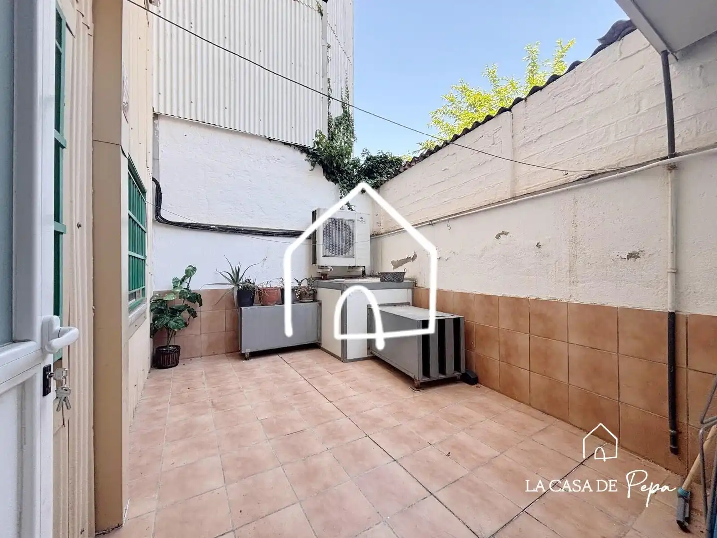 Vista exterior de Planta baixa en venda en Viladecans amb Calefacció, Terrassa i Alarma