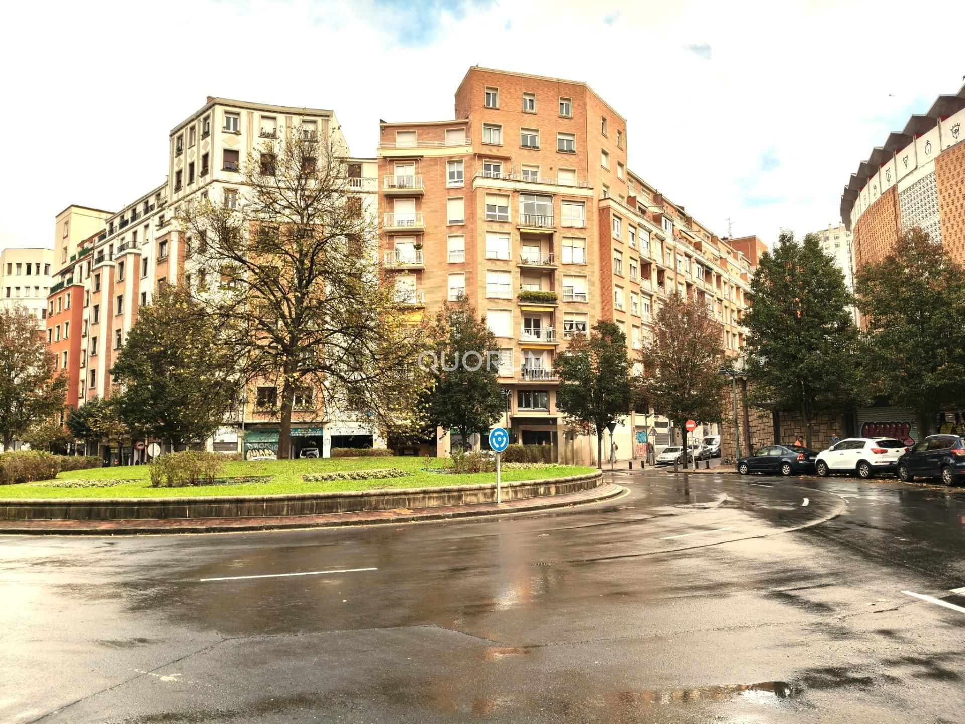 Vista exterior de Pis en venda en Bilbao  amb Calefacció