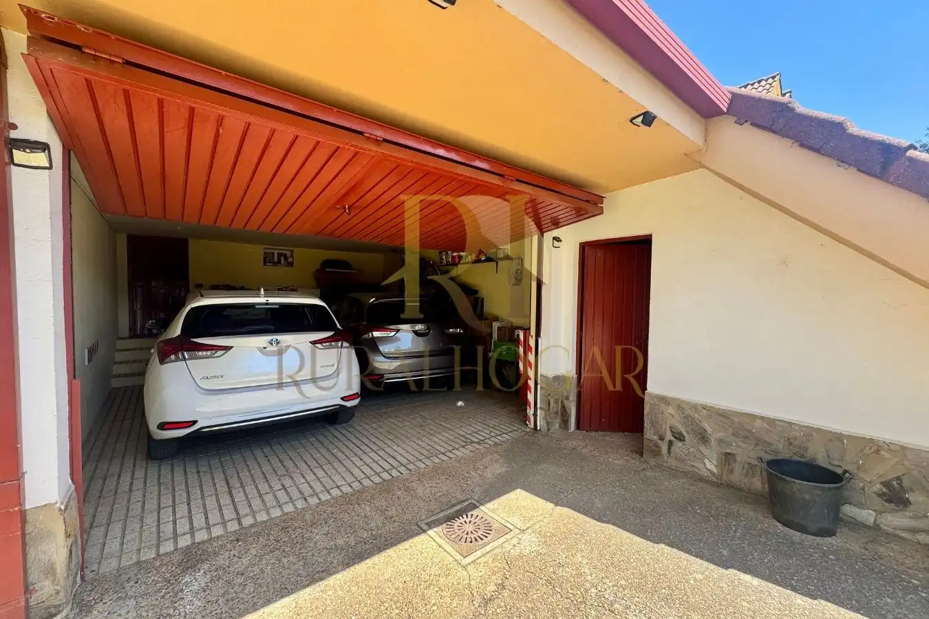Parking de Casa o chalet en venta en Santovenia de la Valdoncina con Calefacción, Jardín privado y Parquet