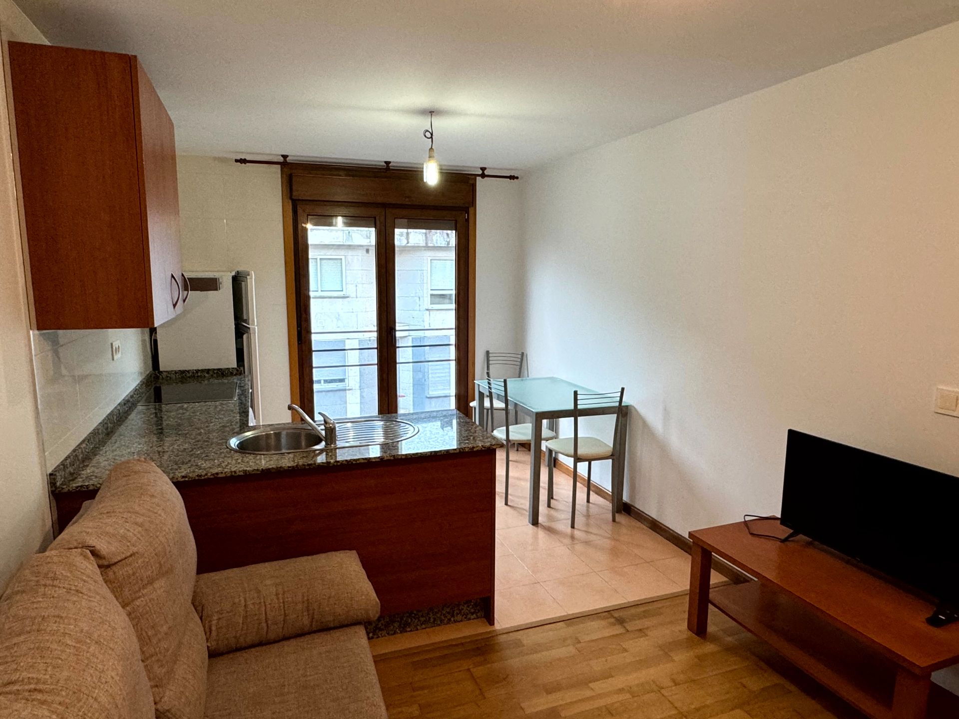Sala d'estar de Pis de lloguer en A Cañiza   amb Calefacció, Moblat i Balcó