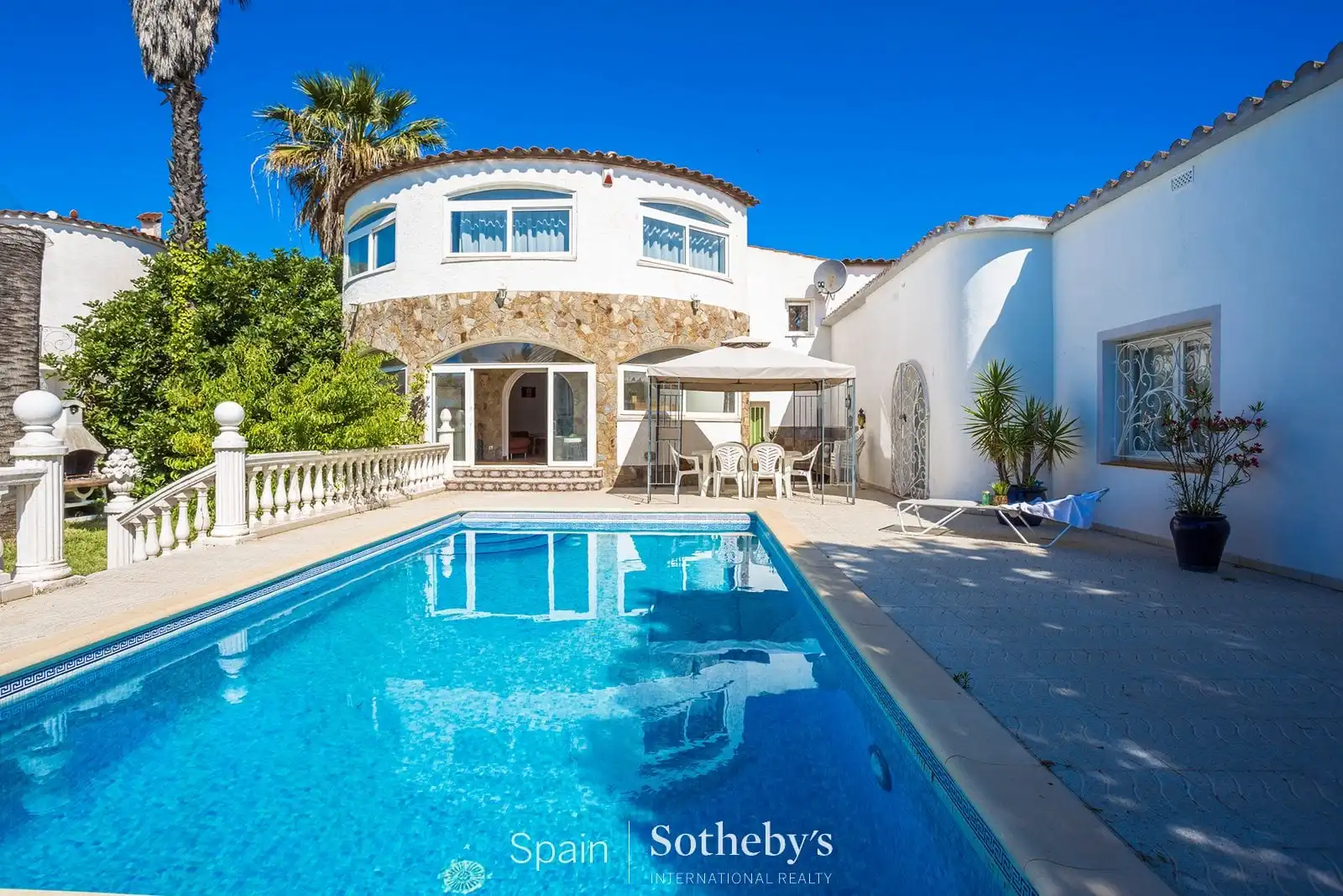 Casa amb piscina en venda a Carrer Falconera