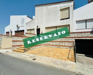 Vista exterior de Casa adosada en venda en Guadamur amb Calefacció i Jardí privat