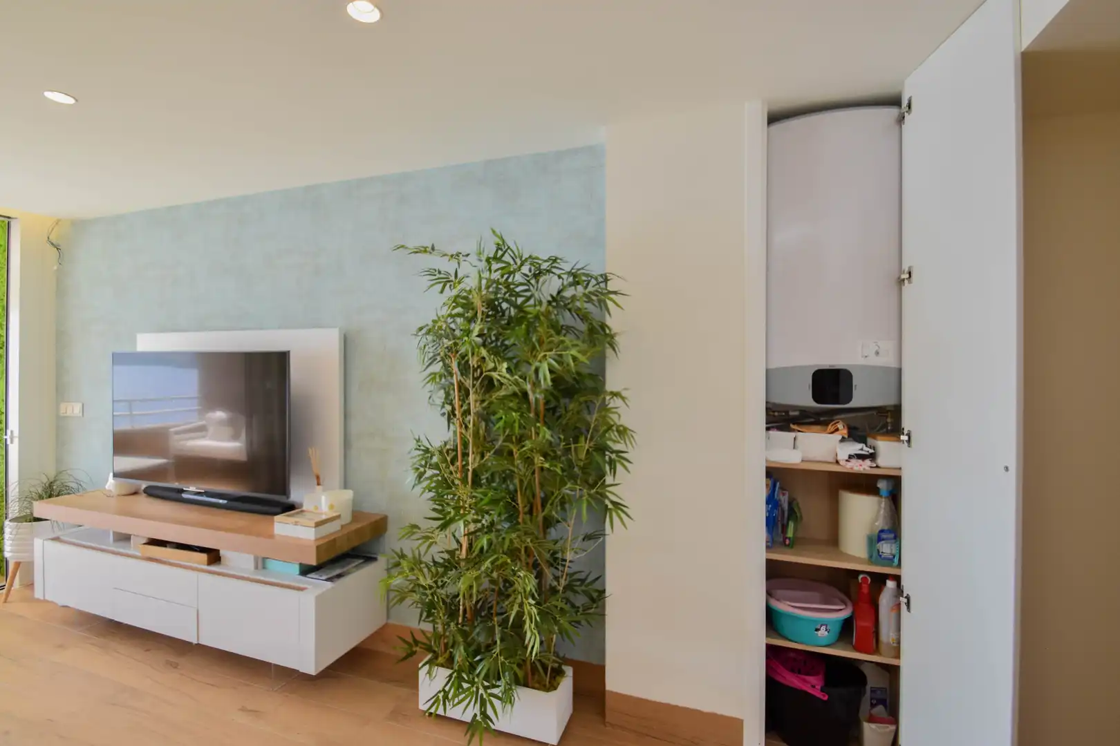 Living room of Flat for sale in Almuñécar  with Parquet flooring, Terrace and Furnished