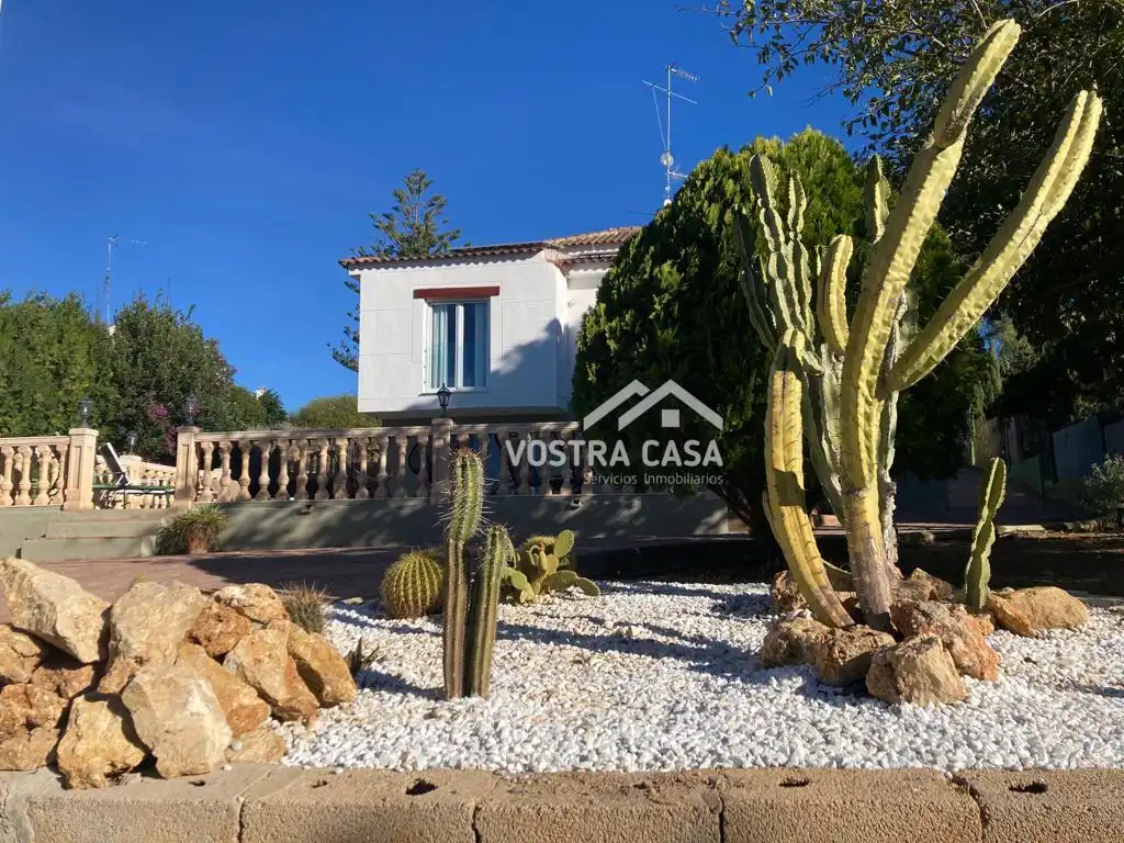 Vista exterior de Casa o xalet de lloguer en Torrent amb Jardí privat i Piscina