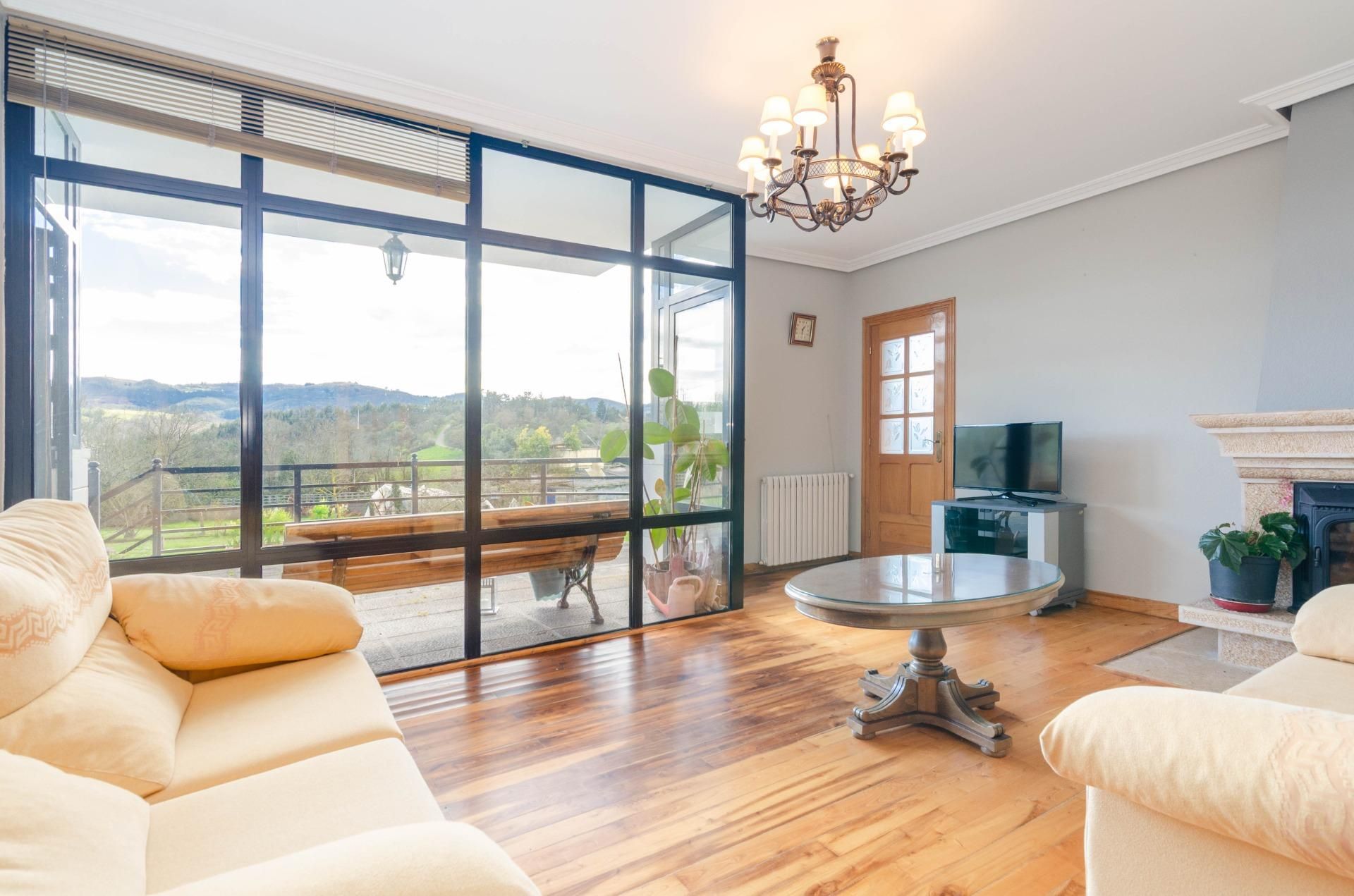 Sala d'estar de Casa o xalet en venda en Llanera amb Calefacció, Jardí privat i Terrassa