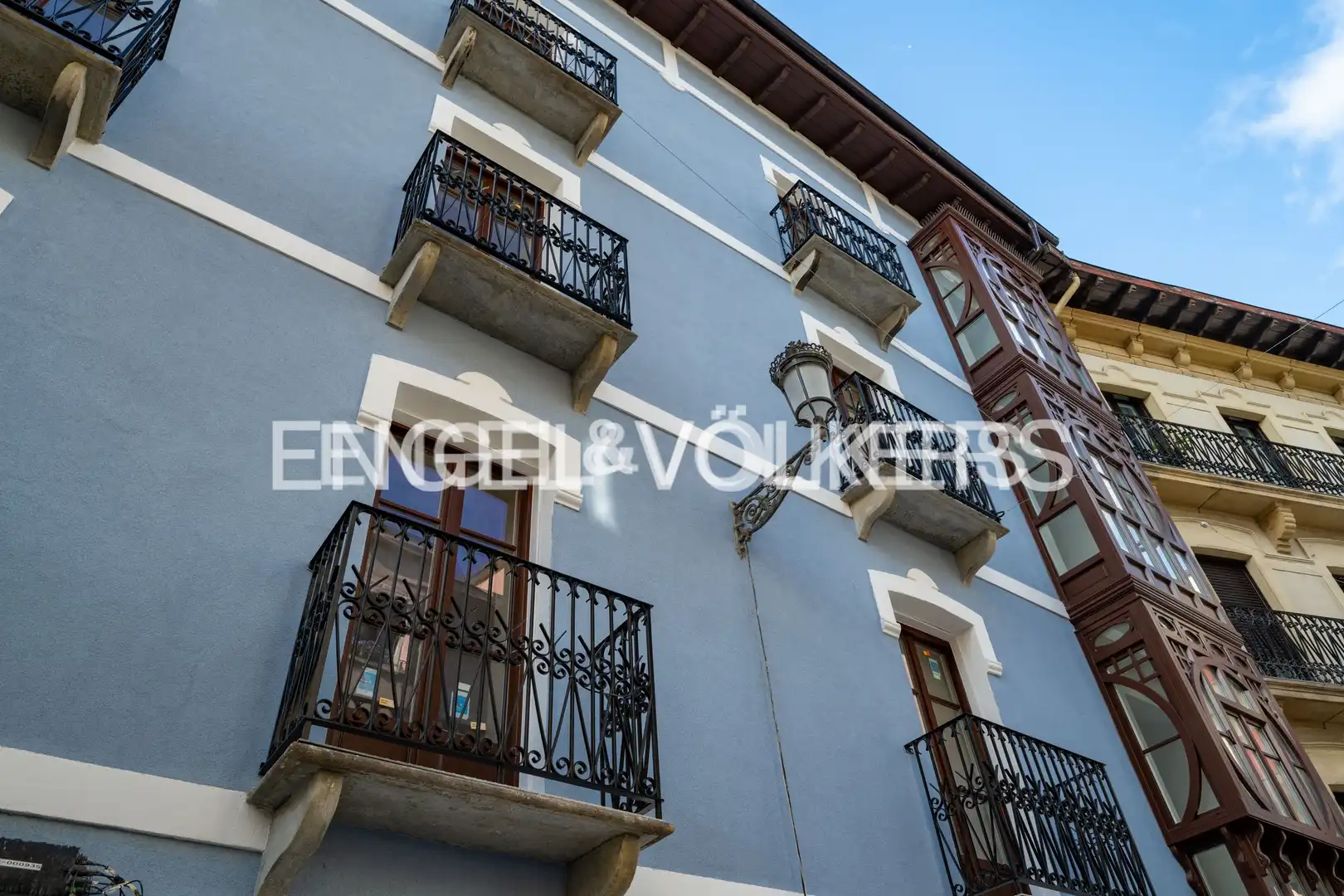 Vista exterior de Dúplex en venda en Irun  amb Calefacció, Parquet i Balcó