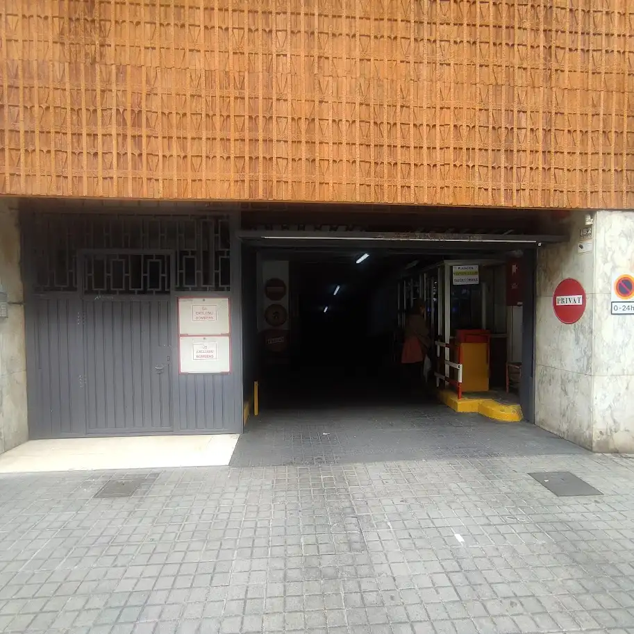 Aparcament de Garatge en venda en Barcelona amb Alarma