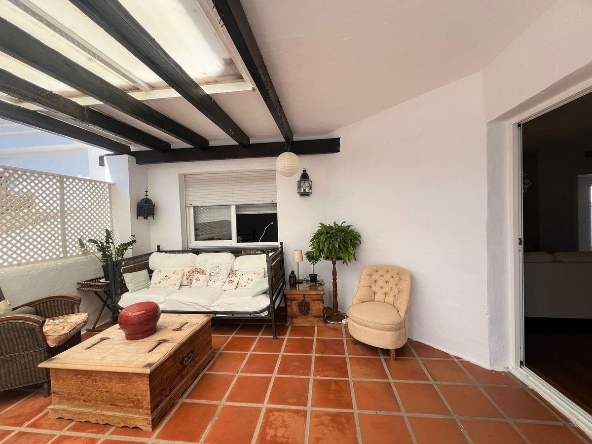 Sala d'estar de Àtic en venda en Marbella amb Aire condicionat, Jardí privat i Terrassa