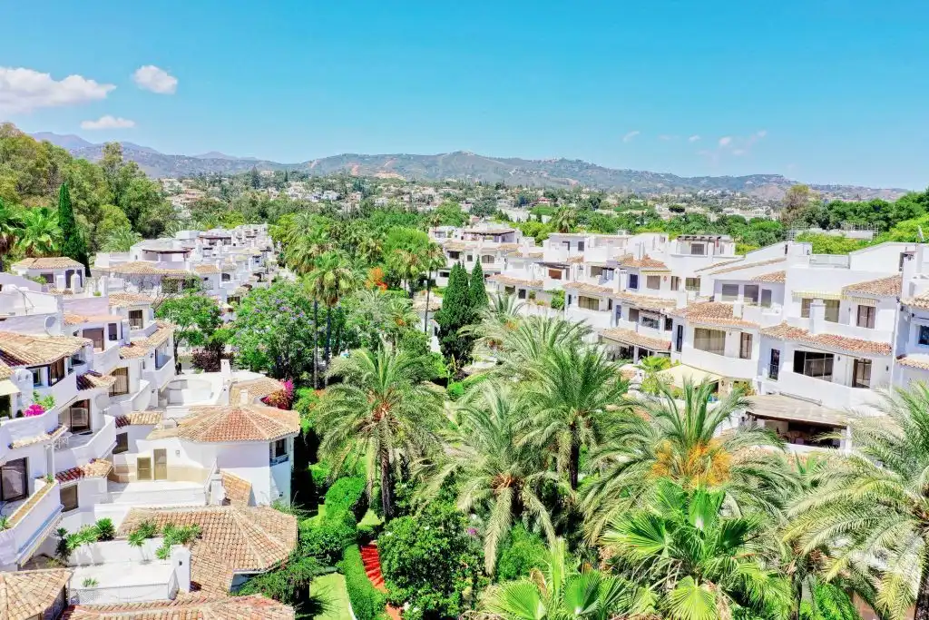 Vista exterior de Ático en venta en Marbella con Aire acondicionado, Calefacción y Terraza