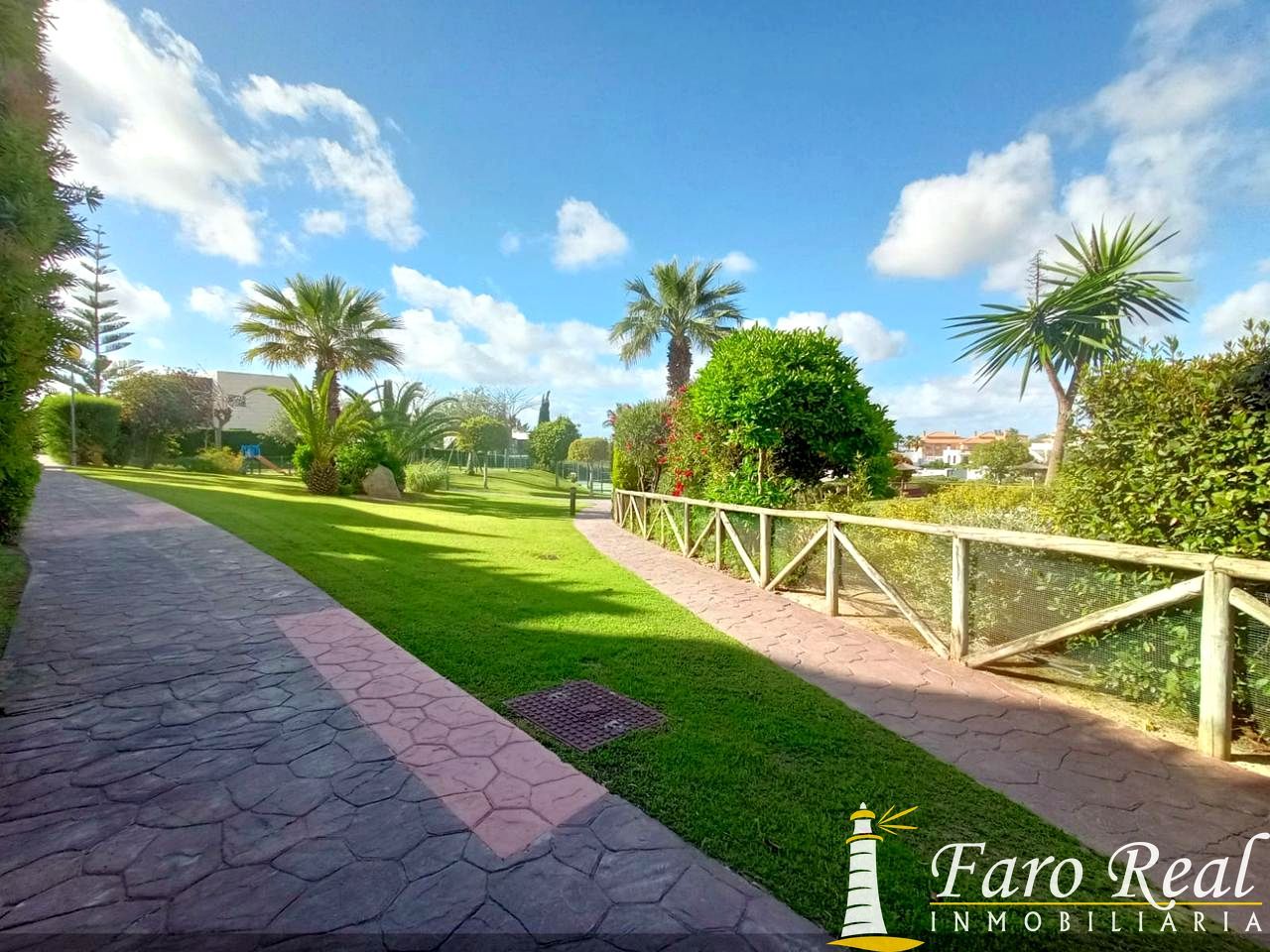 Vista exterior de Dúplex en venda en Sanlúcar de Barrameda amb Terrassa, Traster i Piscina comunitària