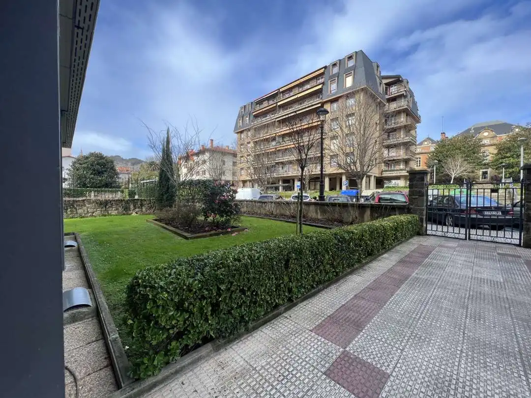 Vista exterior de Piso de alquiler en Zarautz con Calefacción y Balcón
