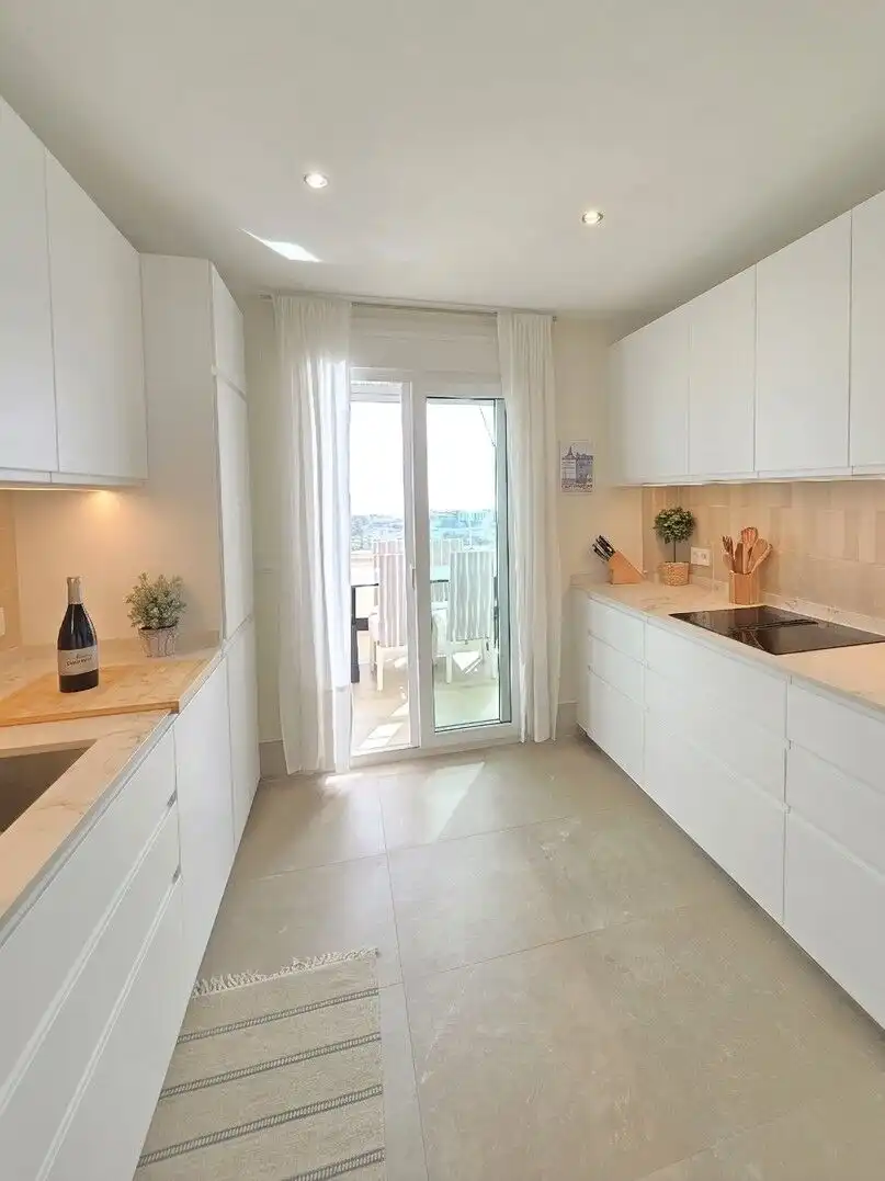 Cuina de Casa o xalet en venda en Marbella amb Jardí privat, Terrassa i Traster