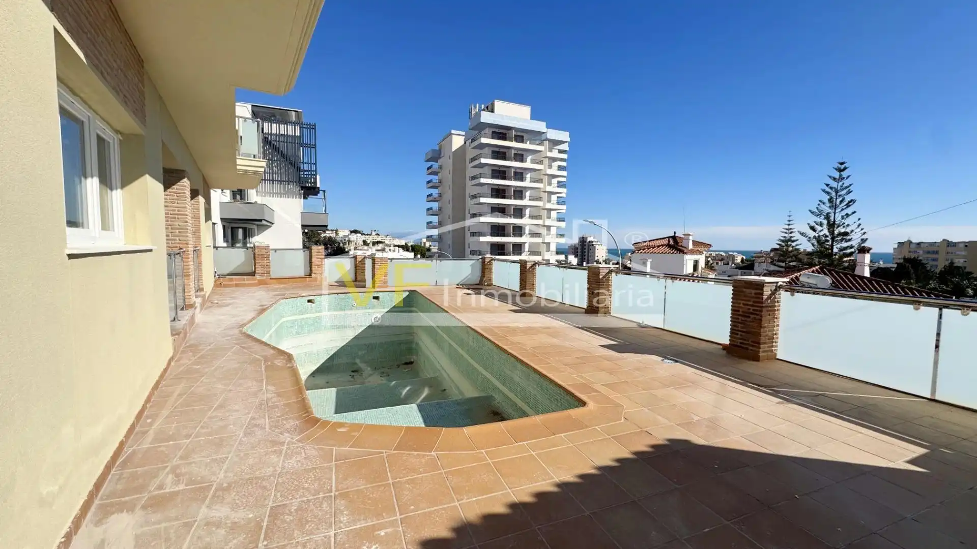 Piscina de Dúplex en venda en Torremolinos amb Jardí privat, Terrassa i Traster