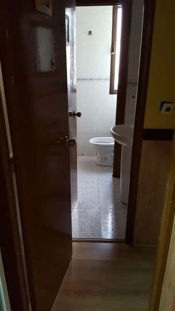 Bany de Local en venda en Madrid amb Aire condicionat, Calefacció i Moblat