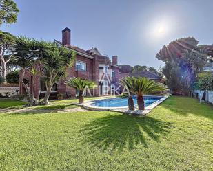 Jardí de Casa o xalet de lloguer en Castelldefels amb Aire condicionat, Calefacció i Piscina