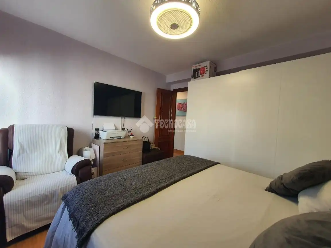 Bedroom of Flat for sale in Valencia  with Air Conditioner, Parquet flooring and Balcony