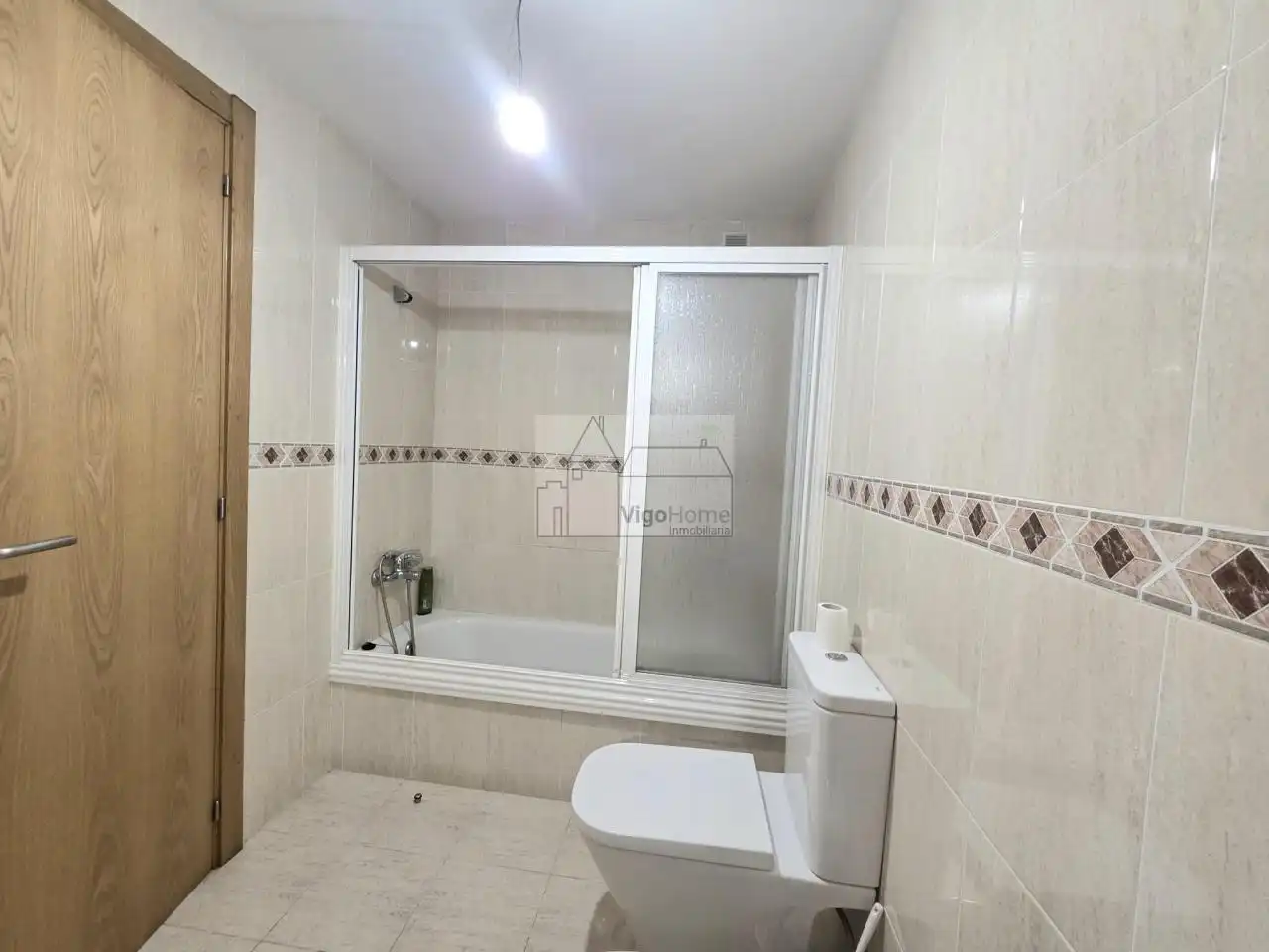 Bathroom of Flat for sale in Vigo   with Heating, Parquet flooring and Storage room