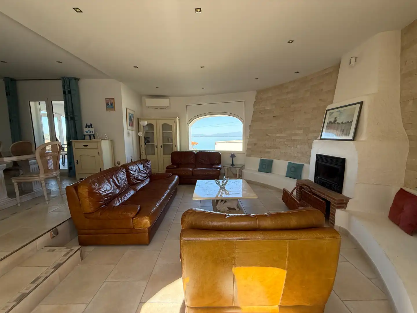Sala de estar de Casa o chalet en venta en L'Escala con Aire acondicionado, Calefacción y Jardín privado