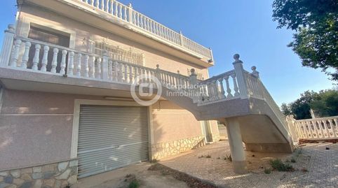 Casa de campo con tres dormitorios y naves en primera línea de carretera, en Purias