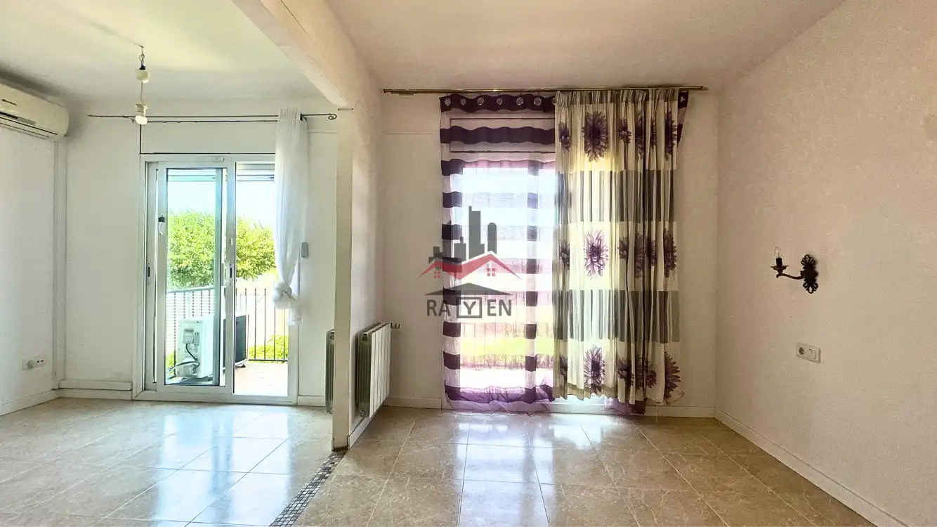 Sala de estar de Casa adosada en venta en Figueres con Calefacción