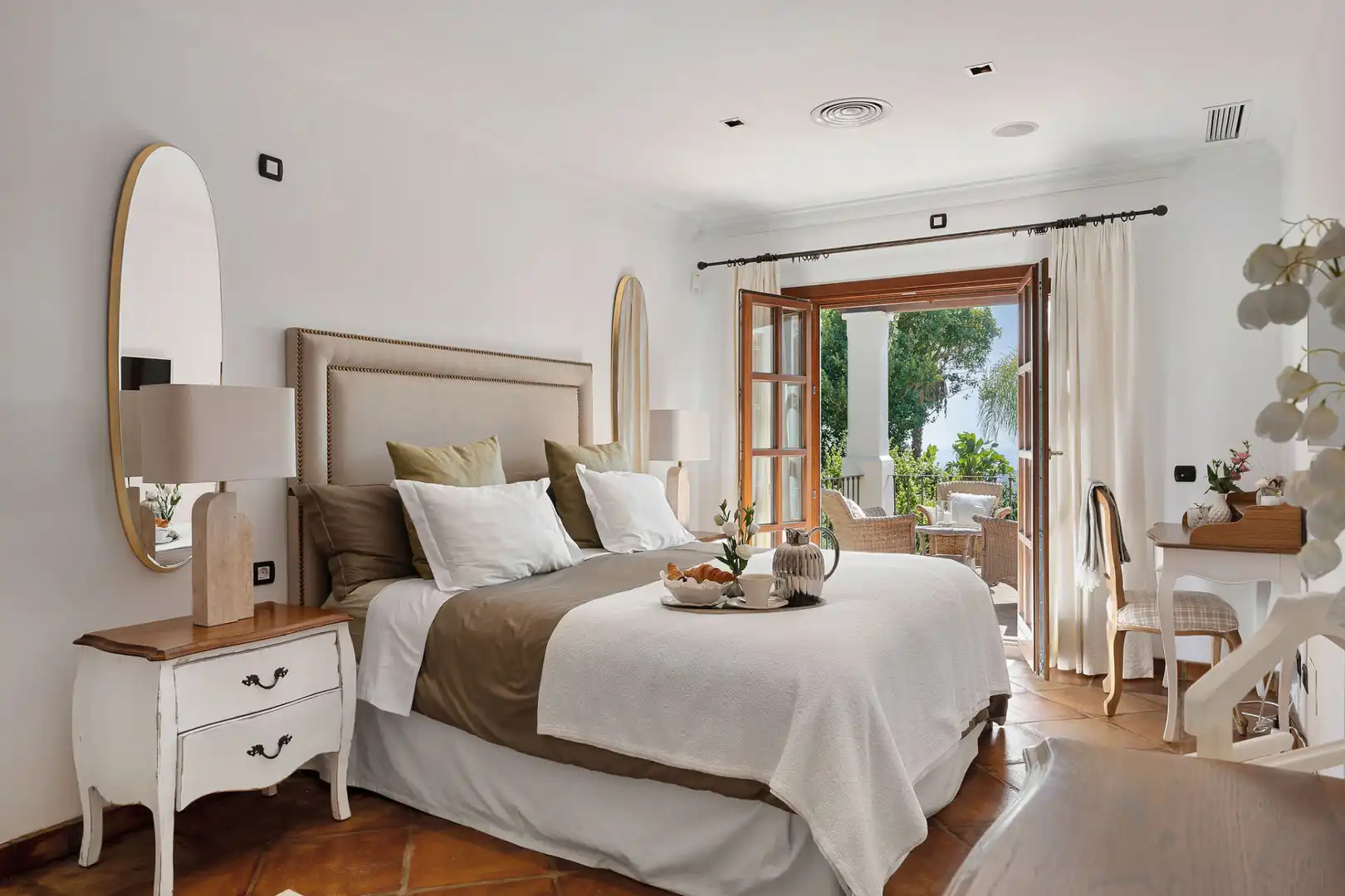 Bedroom of Houses for sale in Benahavís  with Air Conditioner, Private garden and Swimming Pool