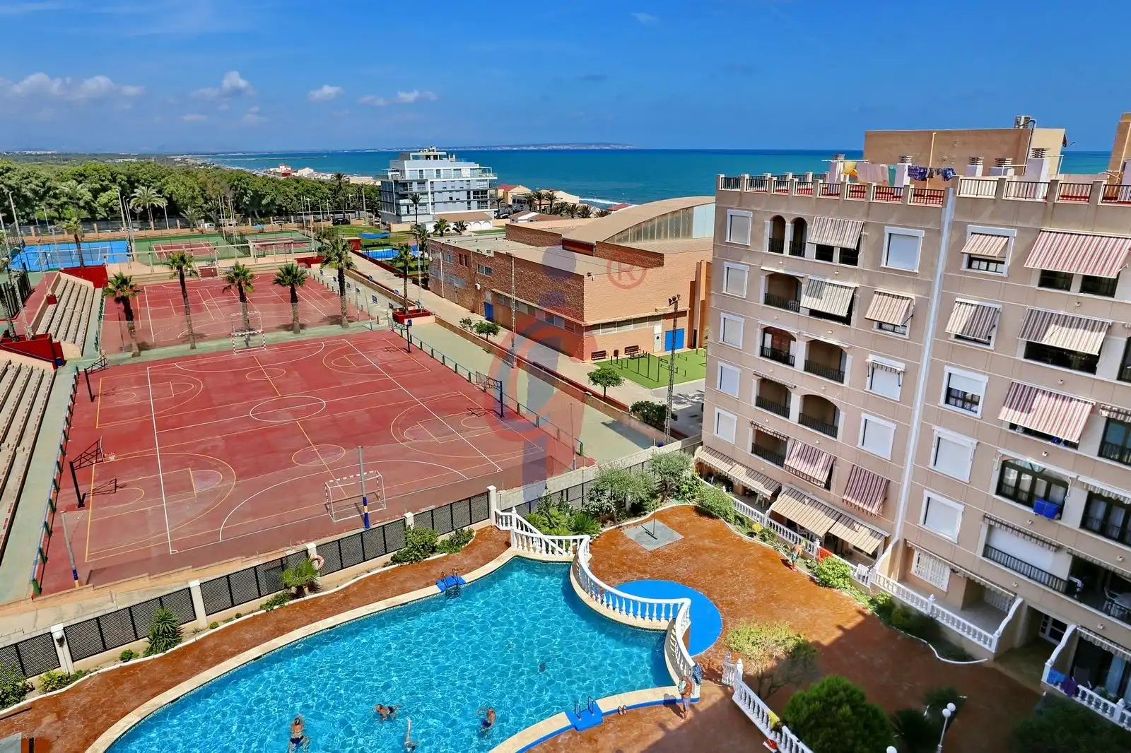 Schwimmbecken von Wohnung zum Verkauf in Guardamar del Segura mit Terrasse, Abstellraum und Möbliert