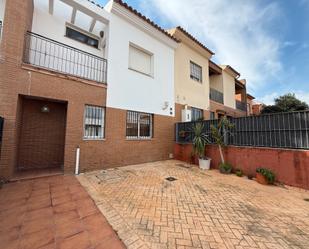 Exterior view of Single-family semi-detached to rent in Mairena del Aljarafe  with Private garden and Balcony