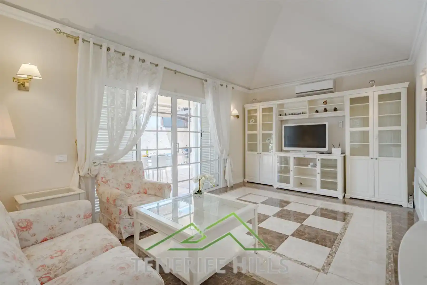 Sala de estar de Casa o chalet en venta en Adeje con Aire acondicionado, Piscina y Balcón